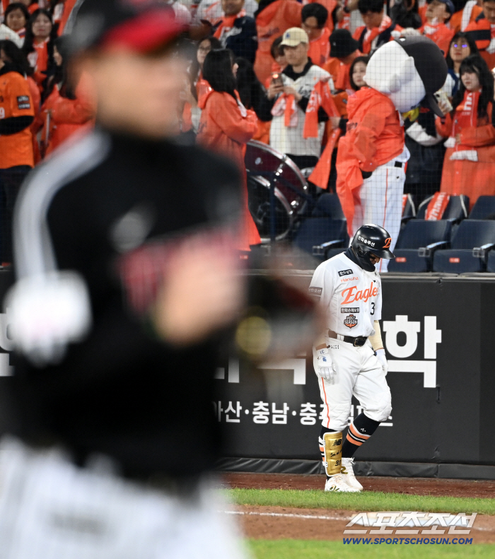  Son Ah-seop, a double play