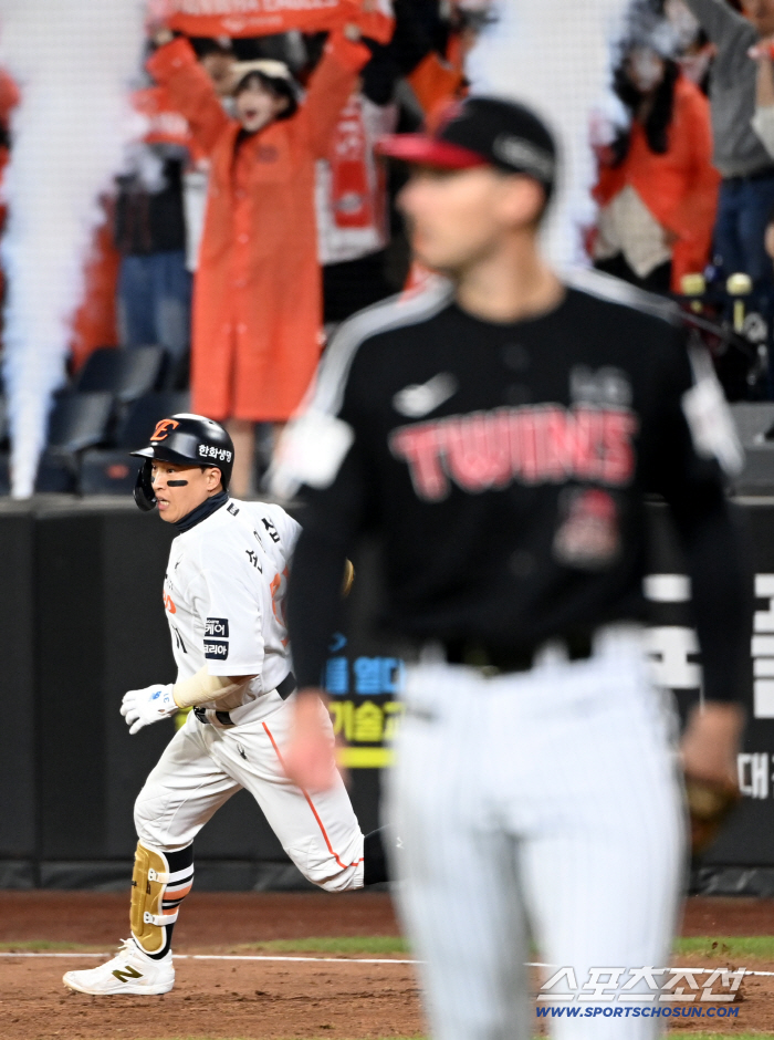  Son Ah-seop hits the leadoff hitter in the third inning