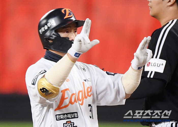  Son Ah-seop hits the leadoff hitter in the third inning