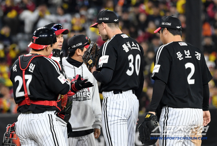  Tolhurst coach Kim Kwang-sam is on the verge of loading the bases