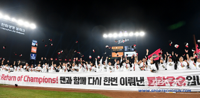  Unified winner LG Twins put their hats up in the air!