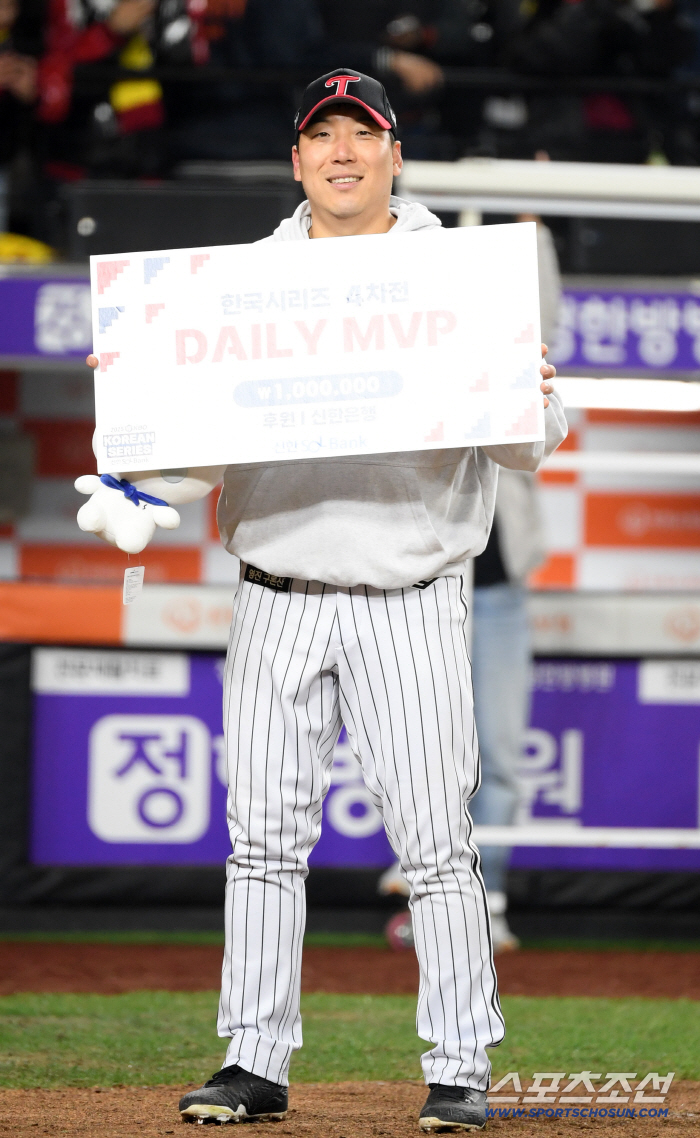 PTSD in 2008...  The scene that came to mind at the moment of the final hit, the old teacher cried twice