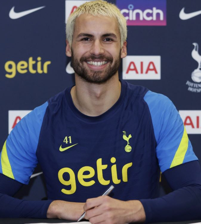 Son Heung-min and 27-year-old Tottenham GK who lifted the Europa Cup with a twist, hit Gucci washbag, and became a full-time photographer