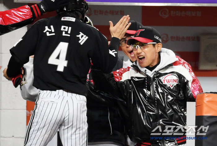 The strongest team in 2025 won the LG Twins 4-1 and won the stepping stone, completing the V4. Yeom Kyung-yeop, who won twice in three years, is a master