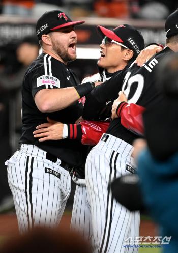 To Austin, a fifty-fifth of Moon Bo-kyung. Austin, just take the bus. → Austin, okay. I can't believe I'm really on it