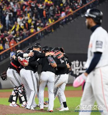 With overwhelming power → LG's firepower show that ignored baseball's basic logic