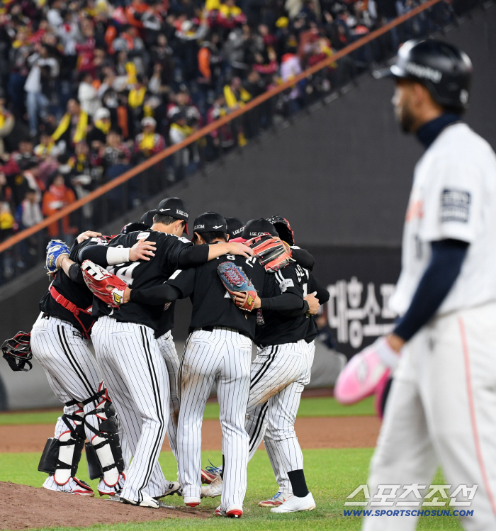 With overwhelming power → LG's firepower show that ignored baseball's basic logic