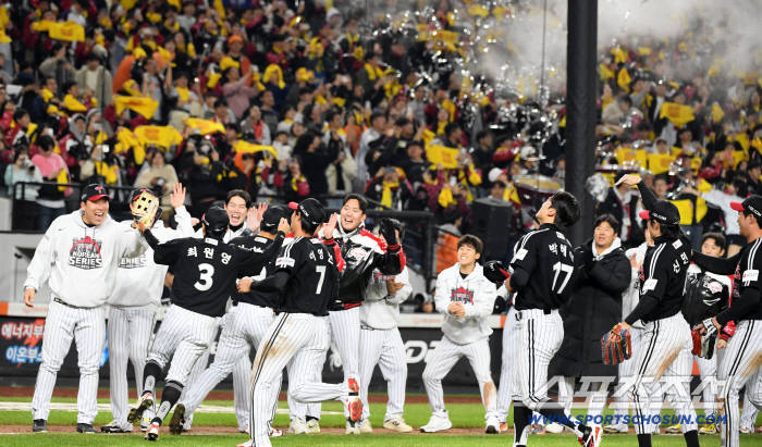 With overwhelming power → LG's firepower show that ignored baseball's basic logic