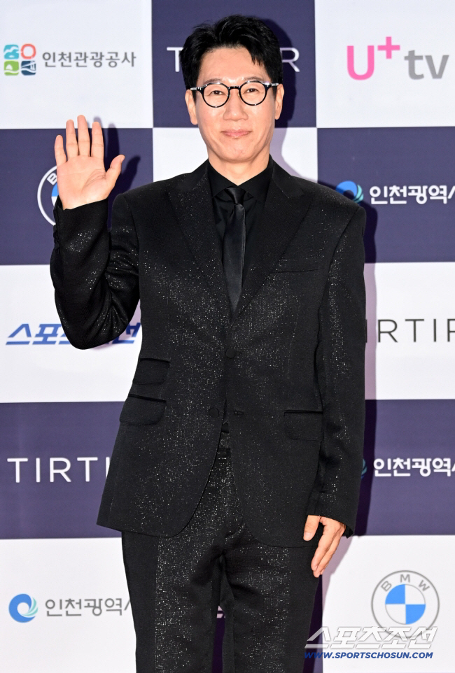 Ji Seok-jin Tries a “Face Change” to Stay Young in ‘Running Man’ 