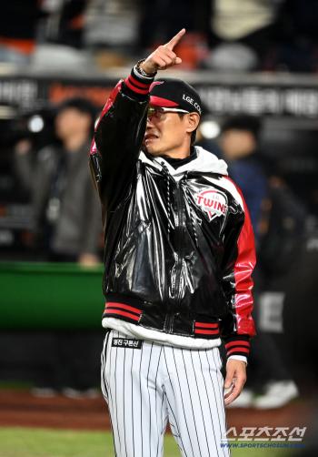 At the moment of winning, the fan's sharp gesture, greetings come first!