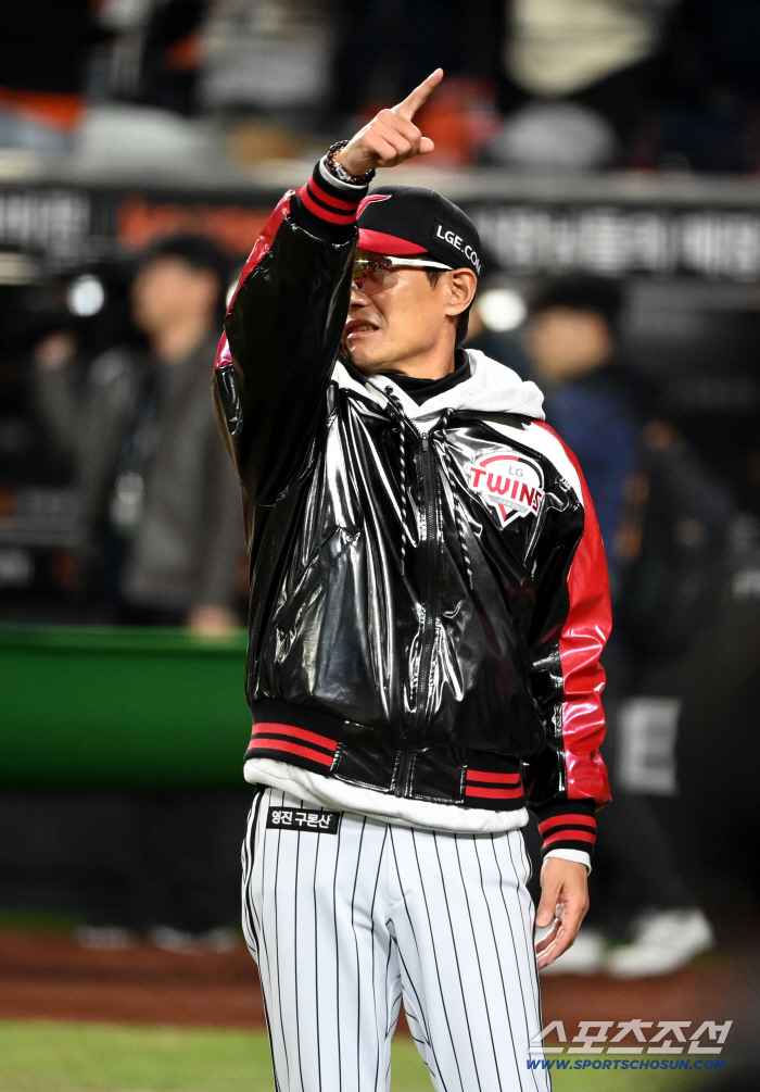 At the moment of winning, the fan's sharp gesture, greetings come first!