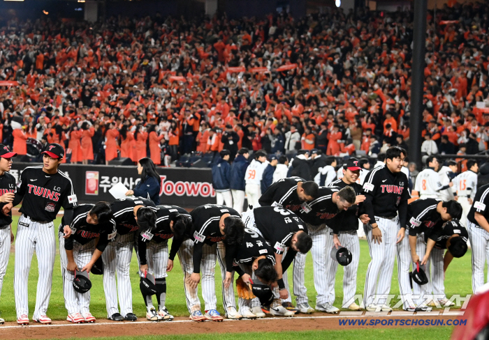 At the moment of winning, the fan's sharp gesture, greetings come first!