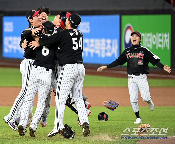 At the moment of winning, the fan's sharp gesture, greetings come first!