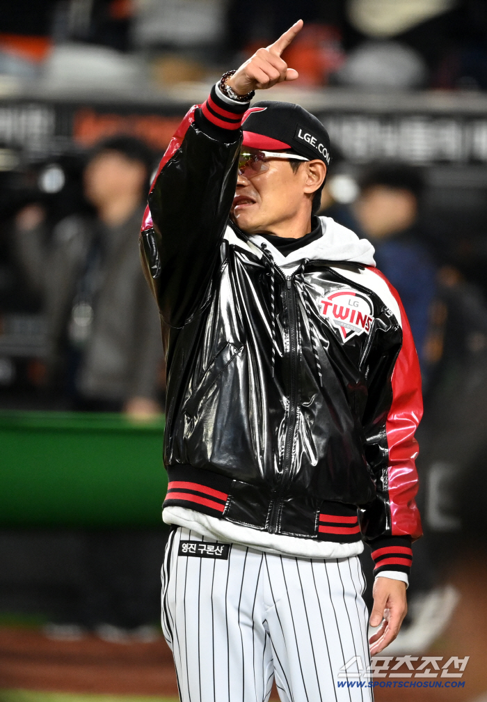 At the moment of winning, the fan's sharp gesture, greetings come first!