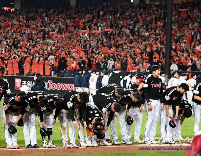 At the moment of winning, the fan's sharp gesture, greetings come first!