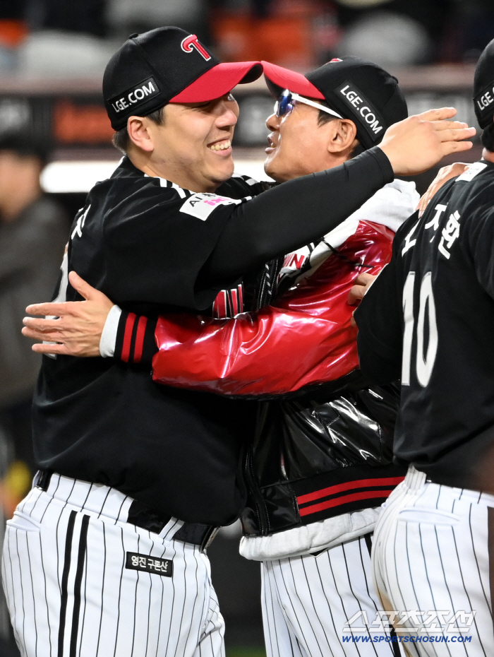 At the moment of winning, the fan's sharp gesture, greetings come first!