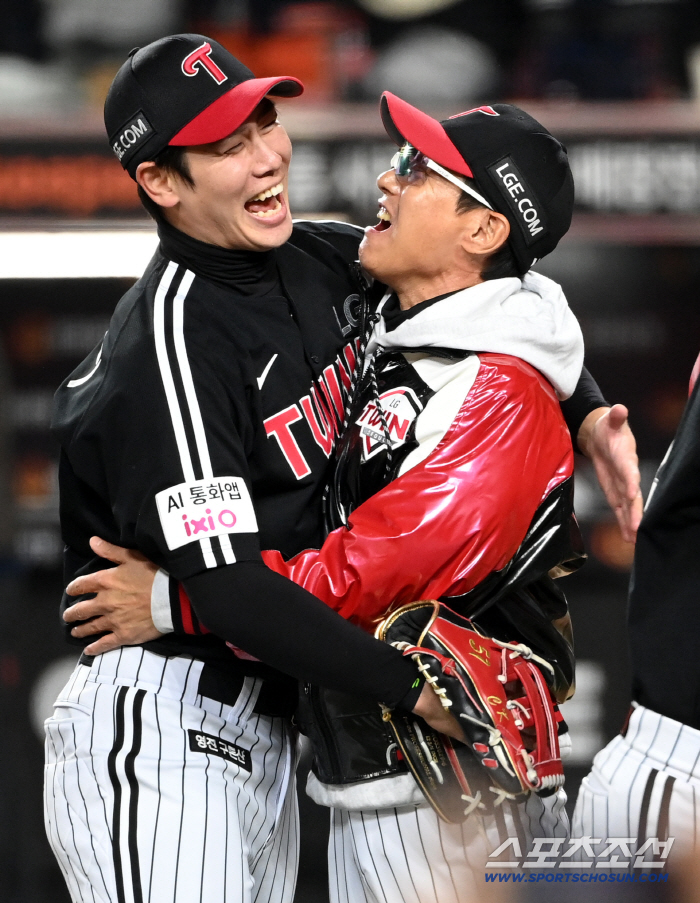 At the moment of winning, the fan's sharp gesture, greetings come first!