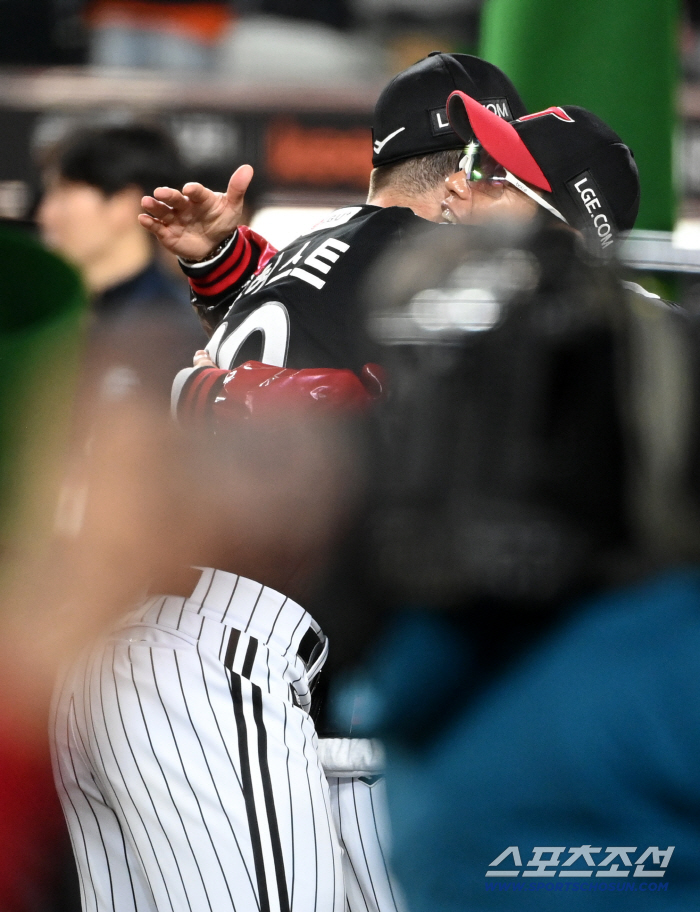 At the moment of winning, the fan's sharp gesture, greetings come first!