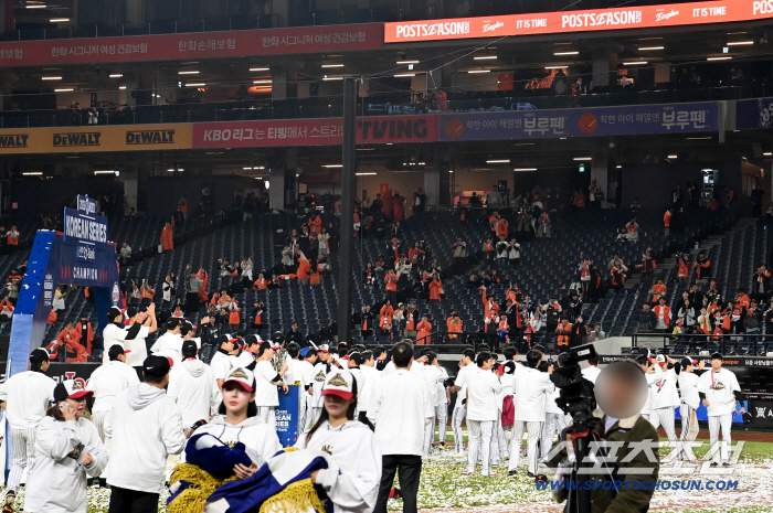 At the moment of winning, the fan's sharp gesture, greetings come first!