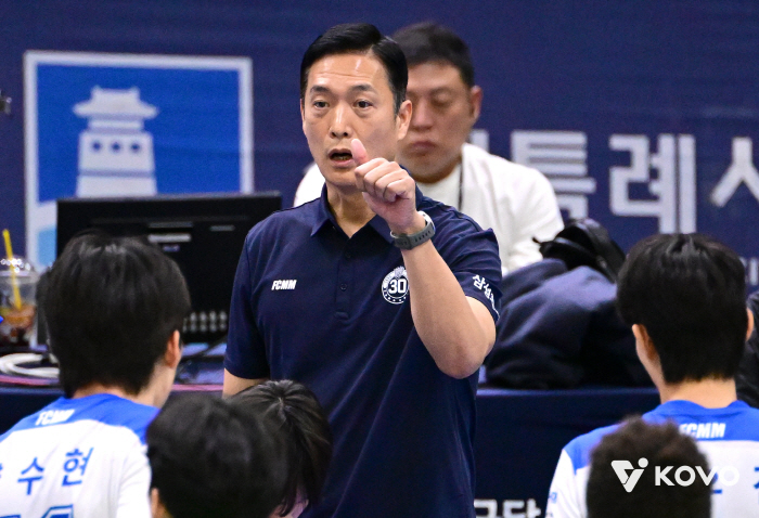 First win.. The director's face is stiff → If you know why it's poured out