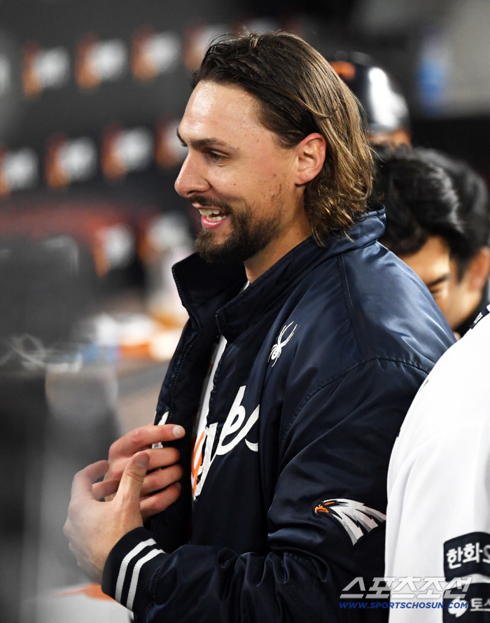 I love you in Korea…Who knew that only 100 million foreigners in the independent league would become Hanwha's all-time pitcher