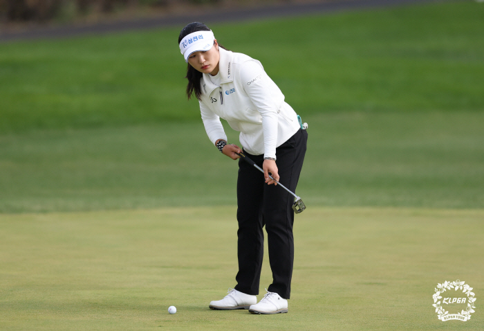 I was wondering what you did after you failed the cut... This is the first battle home of Go Ji-won, 2R lead, Samcheon-ri teammate, 2 wins, Jeong Jo-joon, hometown buff, as the wind feels...