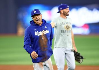 Is the soil good? Kim Hye-sung, why did Roberts humiliate you…Come on to the fastest runner in the Dodgers. Laughing out loud