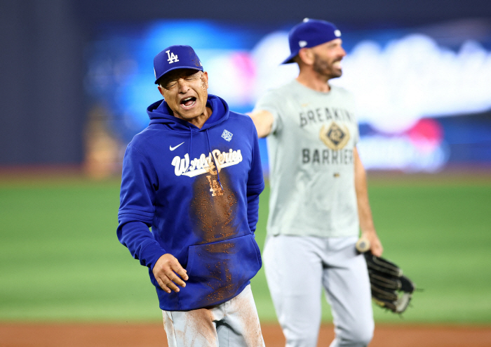 Is the soil good? Kim Hye-sung, why did Roberts humiliate you…Come on to the fastest runner in the Dodgers. Laughing out loud