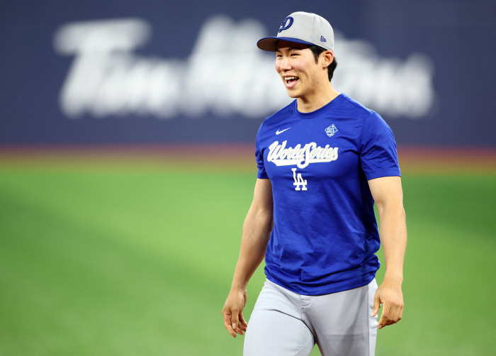 Is the soil good? Kim Hye-sung, why did Roberts humiliate you…Come on to the fastest runner in the Dodgers. Laughing out loud