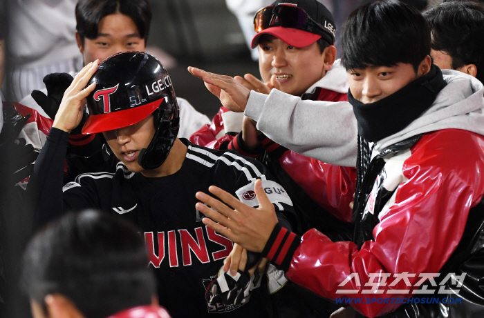 Koo Bon-hyuk, who won the Korean Series, didn't forget General Lee Yul-ye. DM? He's in the final camp.