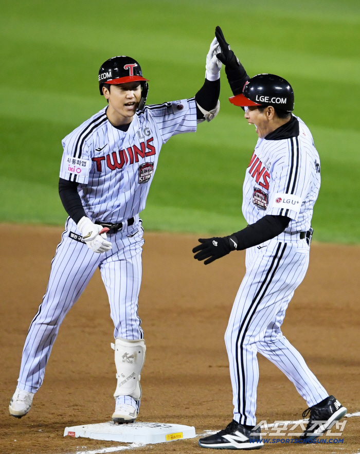 Koo Bon-hyuk, who won the Korean Series, didn't forget General Lee Yul-ye. DM? He's in the final camp.