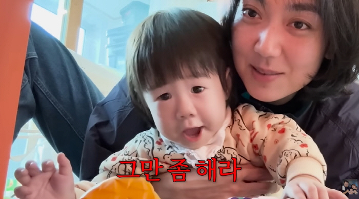 Lee Eunhyung is 14 months old. I hate it when asked if my mom is pretty. I don't like it these days. (KiU TV)