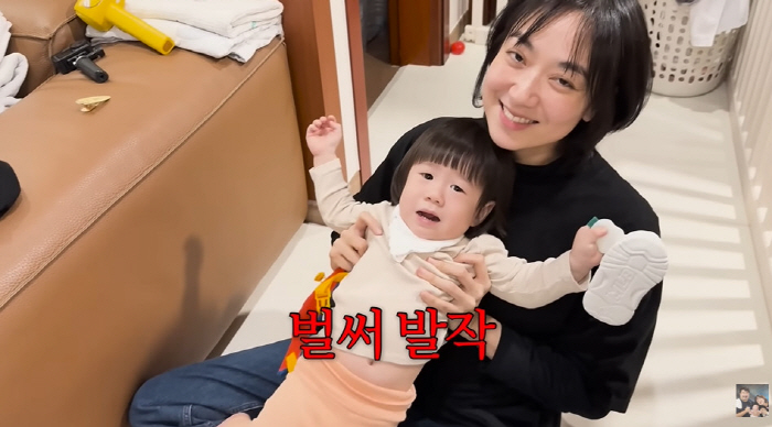 Lee Eunhyung is 14 months old. I hate it when asked if my mom is pretty. I don't like it these days. (KiU TV)