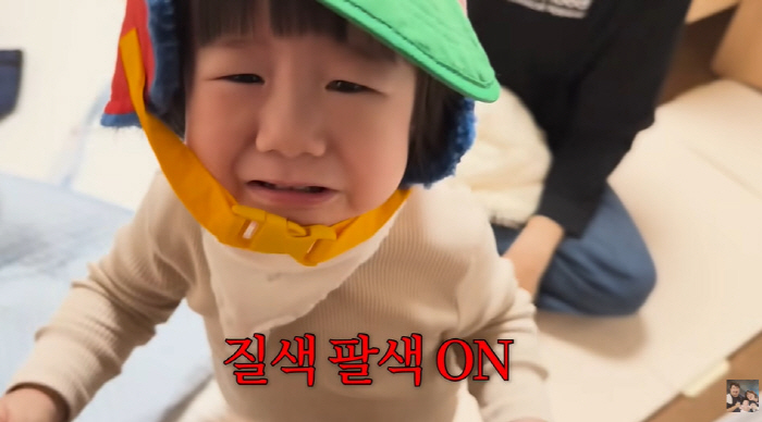 Lee Eunhyung is 14 months old. I hate it when asked if my mom is pretty. I don't like it these days. (KiU TV)
