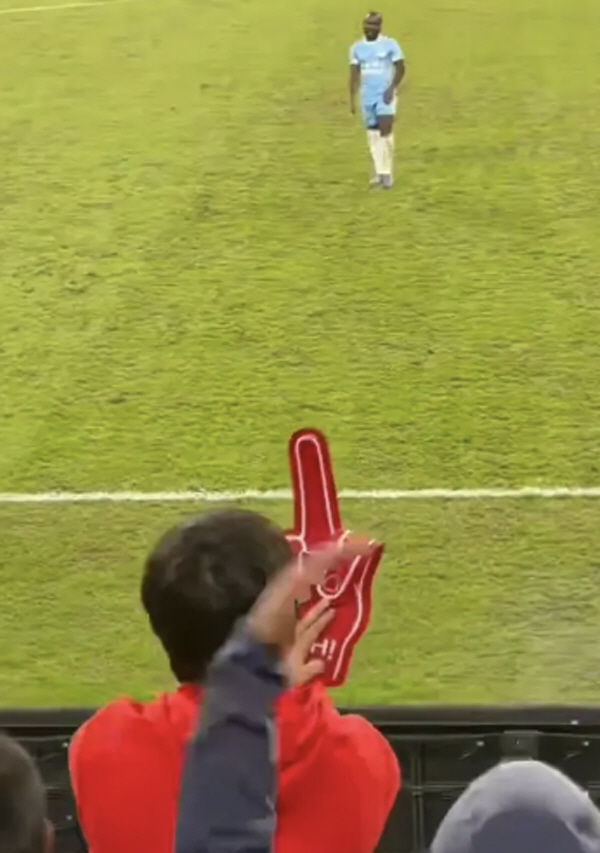 Monkey crying  middle finger swearing Shock racism in China...A Cheongdu fan who threw a water bottle at Ulsan