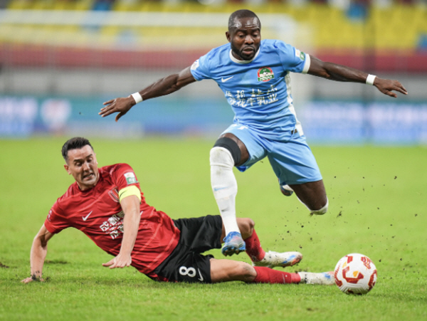 Monkey crying  middle finger swearing Shock racism in China...A Cheongdu fan who threw a water bottle at Ulsan