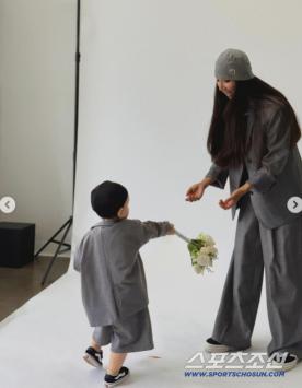 Model Moon Gabi Closes Comments After Sharing Photos of Son With Jung Woo-sung