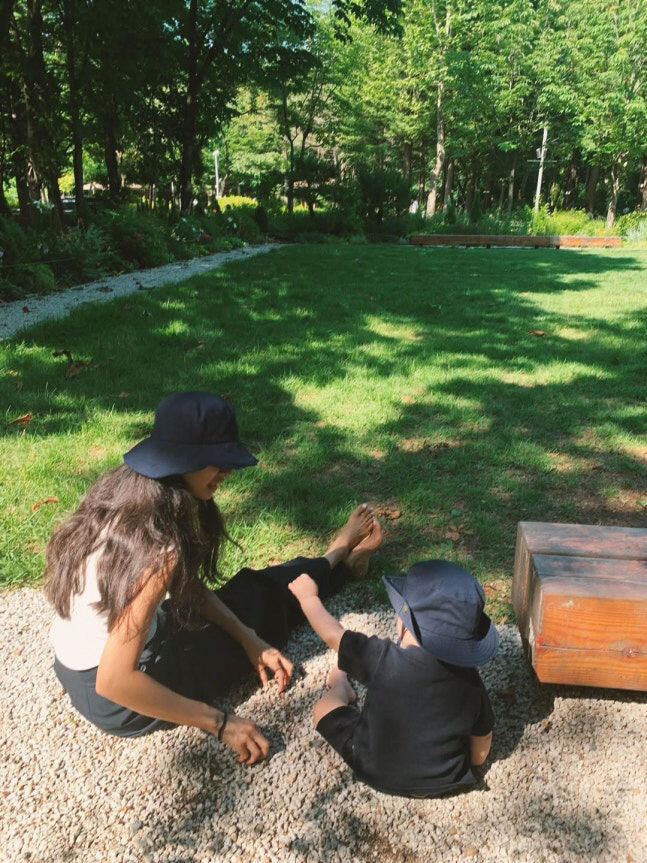 Model Moon Gabi Closes Comments After Sharing Photos of Son With Jung Woo-sung