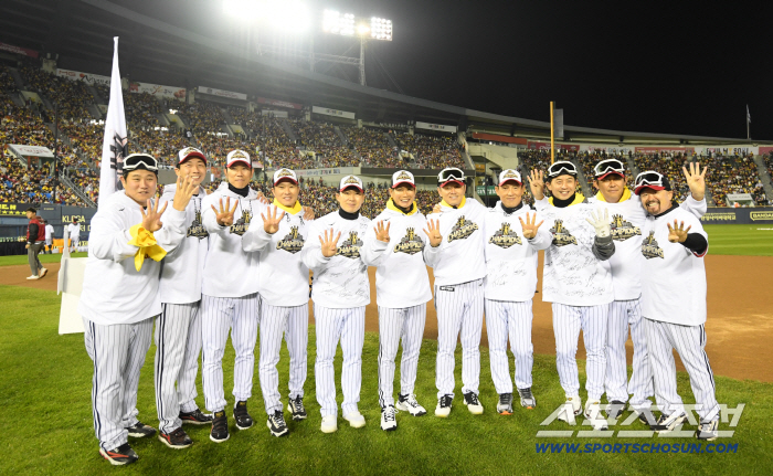  All the coaches of the LG Twins who led the championship gather