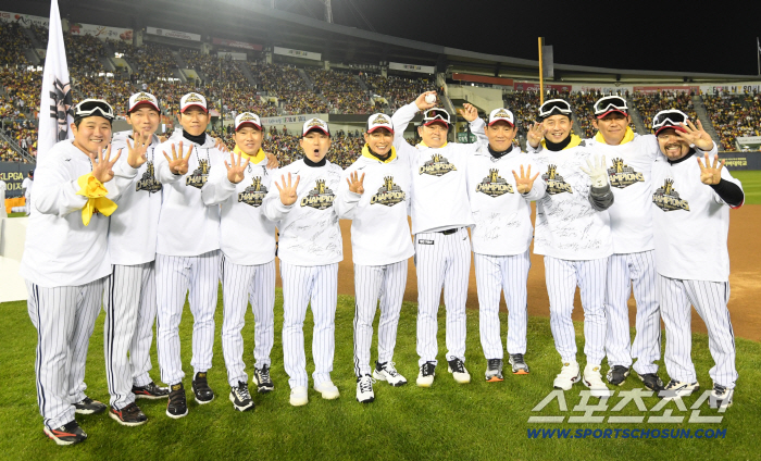  All the coaches of the LG Twins who led the championship gather