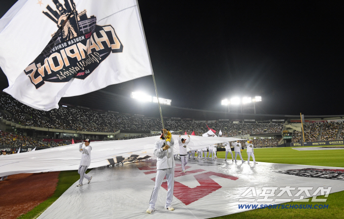  Captain Park Hae-min appears with a wave of the championship flag