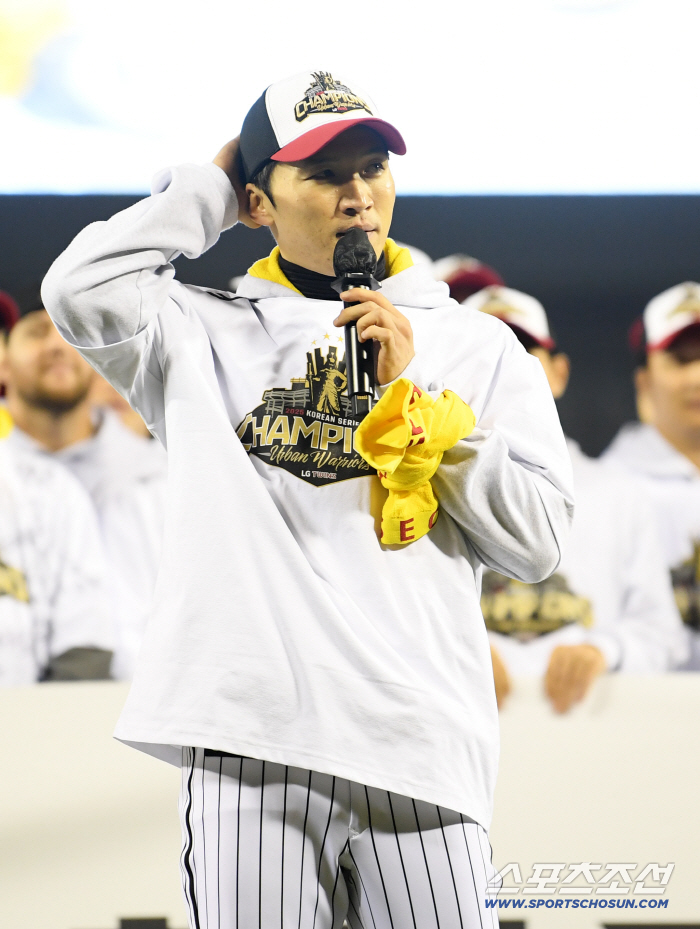  Captain Park Hae Min is touched