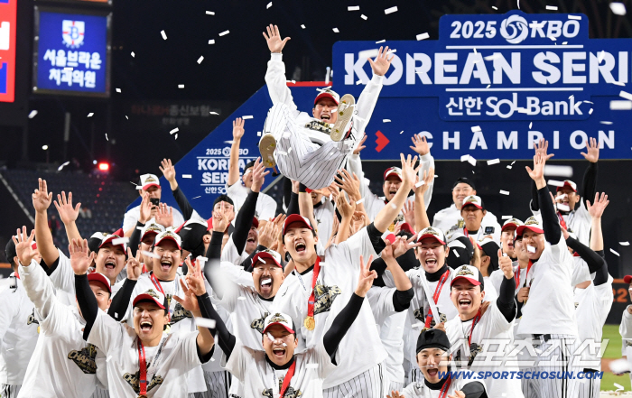  Coach Yeom Kyung-yeop cheers for winning the Korean Series