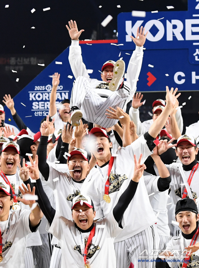  Coach Yeom Kyung-yeop is happy to win the Korean Series