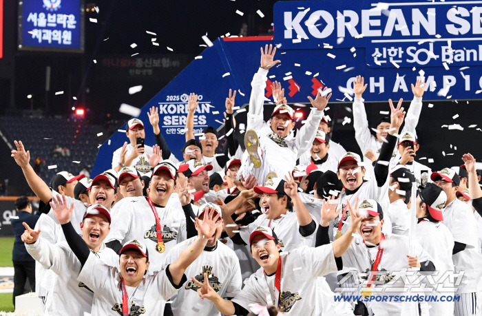  Coach Yeom Kyung-yeop, who won the Korean Series, is happy