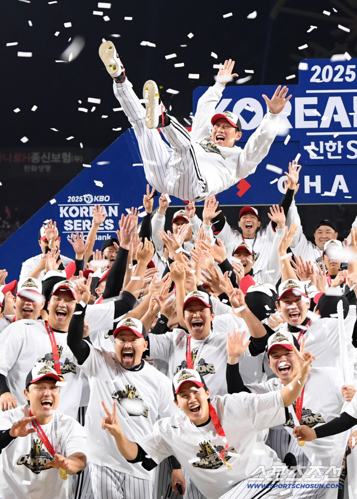  Coach Yeom Kyung-yeop wins the Korean Series