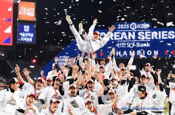  Coach Yeom Kyung-yeop wins the Korean Series