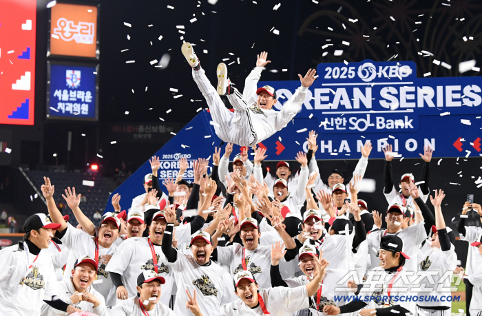  Coach Yeom Kyung-yeop wins the Korean Series