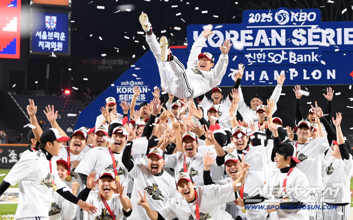  Coach Yeom Kyung-yeop won the Korean Series. We're the champions