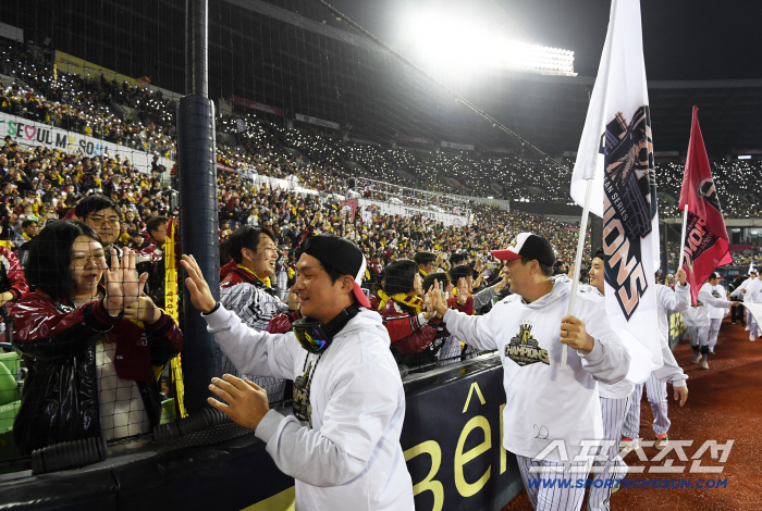  High five with Oh Jihwan and Kim Hyunsoo fans